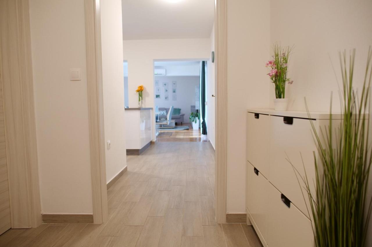 Arena Apartment With 3 Bedrooms In The City Center Pula Exterior photo
