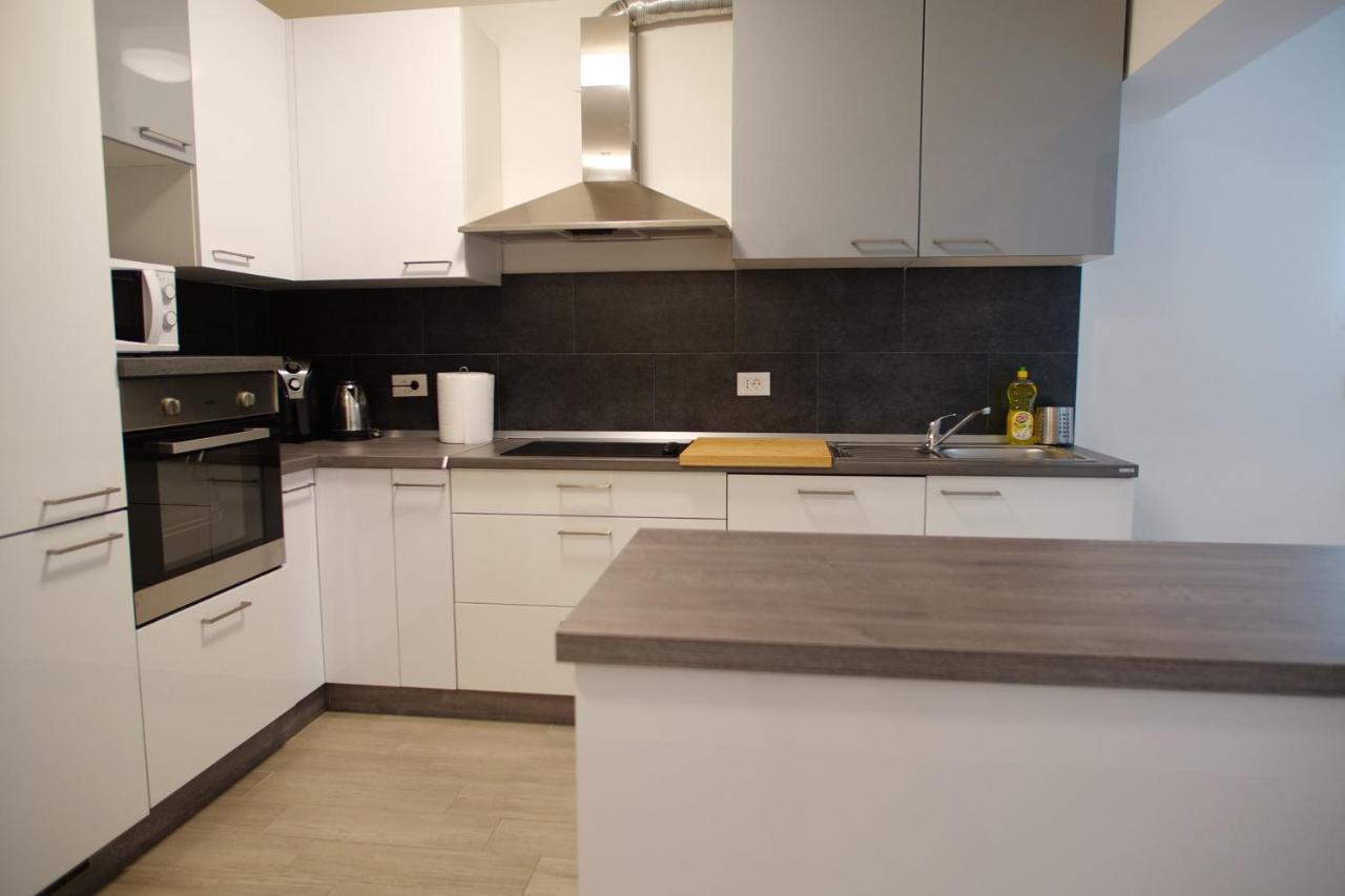 Arena Apartment With 3 Bedrooms In The City Center Pula Exterior photo